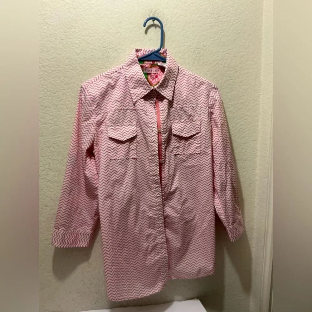 Tizzie Button-Back Geometric Print Shirt Size Medium EUC